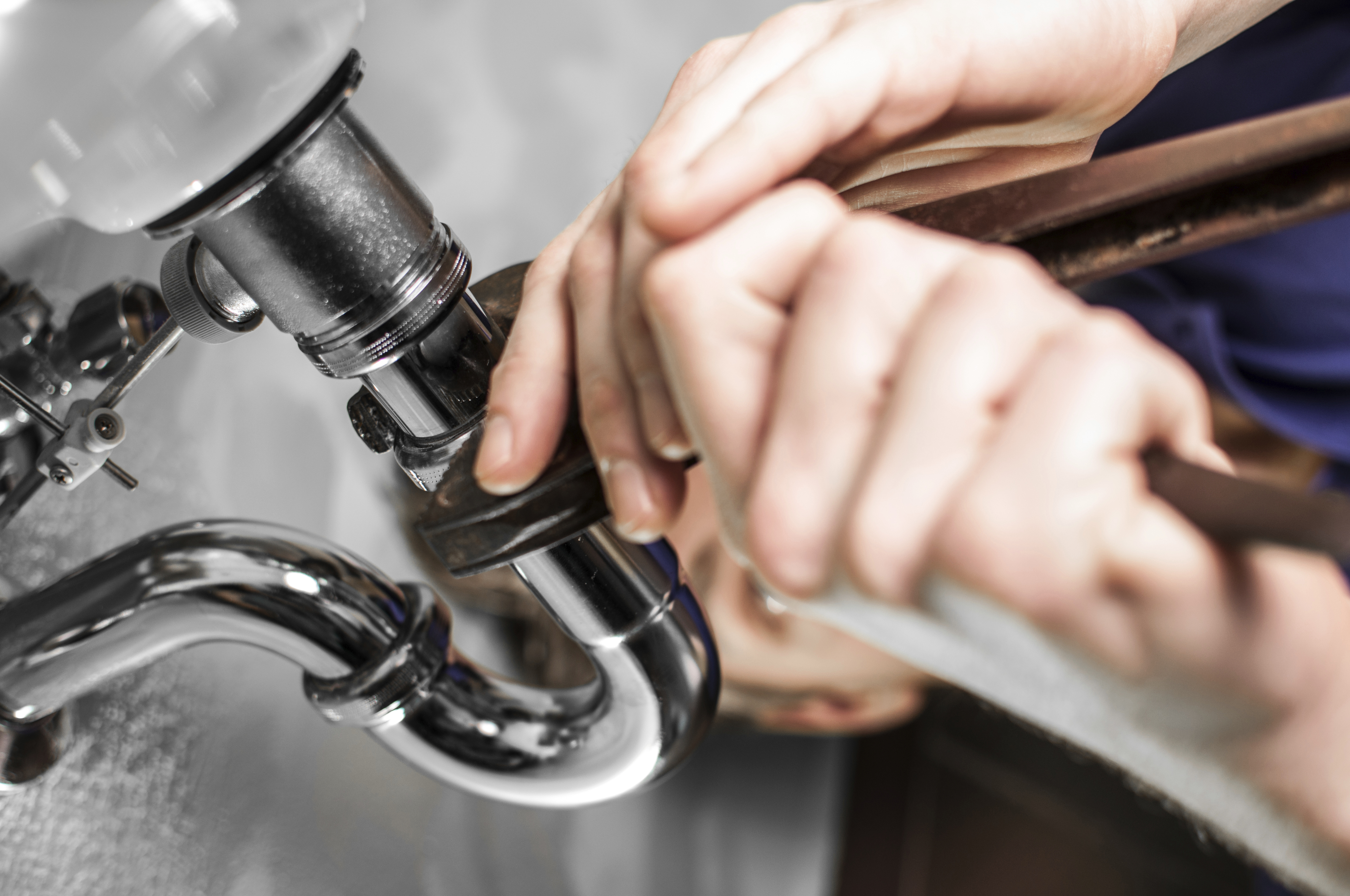 Hands tightening pipe fittings